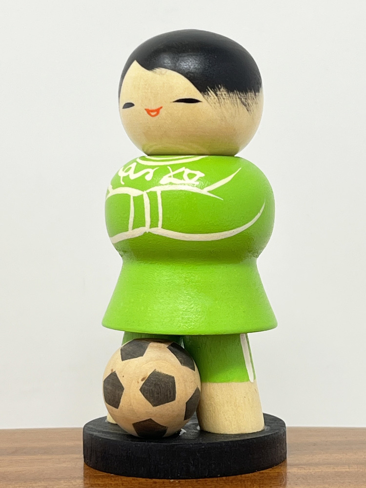 kokeshi vintage "Sakkā"- "Calcio" di Ryoka Aoki (verde) - immagine 2
