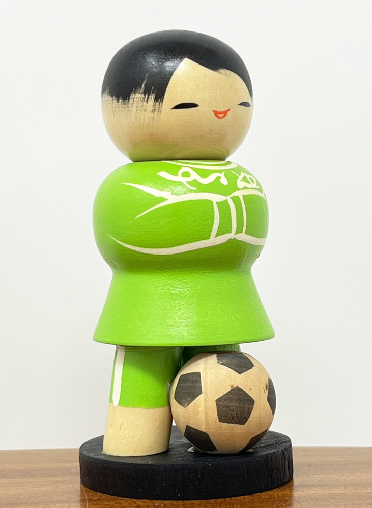 kokeshi vintage "Sakkā"- "Calcio" di Ryoka Aoki (verde) - immagine 4