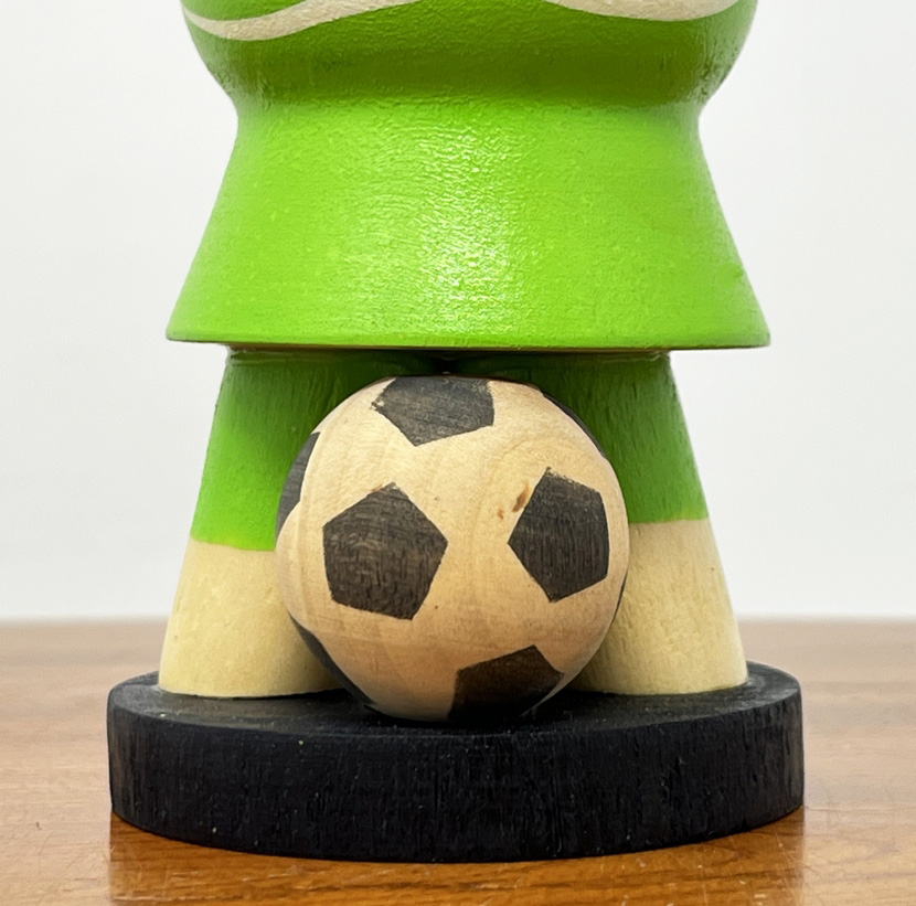 kokeshi vintage "Sakkā"- "Calcio" di Ryoka Aoki (verde) - immagine 6