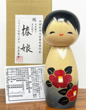 Rara kokeshi vintage "Tsubaki Musume"- "Fanciulla delle Camelie" di Ryoka Aoki