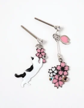 Orecchini con gatto bianco e nero e fiori di ciliegio