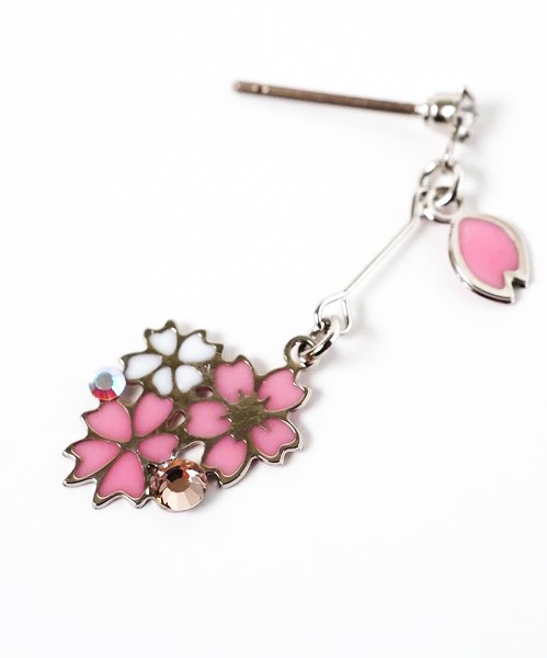 Orecchini con gatto bianco e nero e fiori di ciliegio - immagine 3