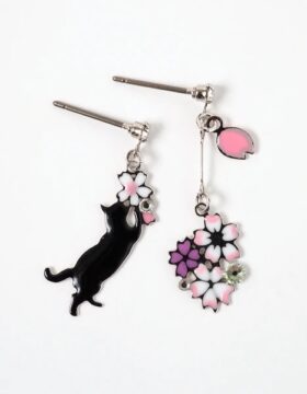 Orecchini con gatto nero e fiori di ciliegio