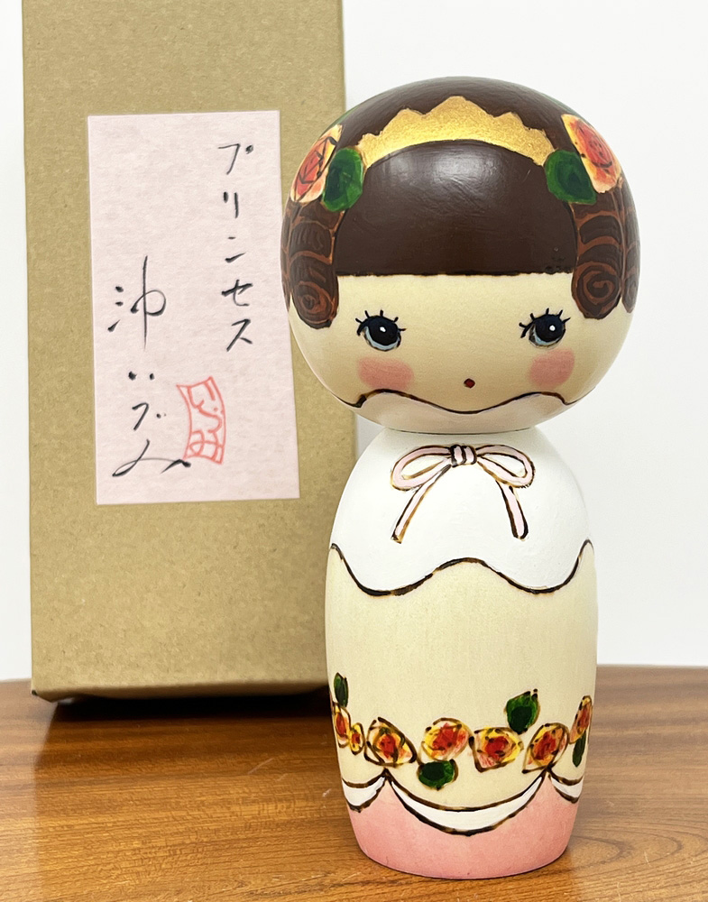 Raffinata kokeshi "Principessa" di Oki Izumi