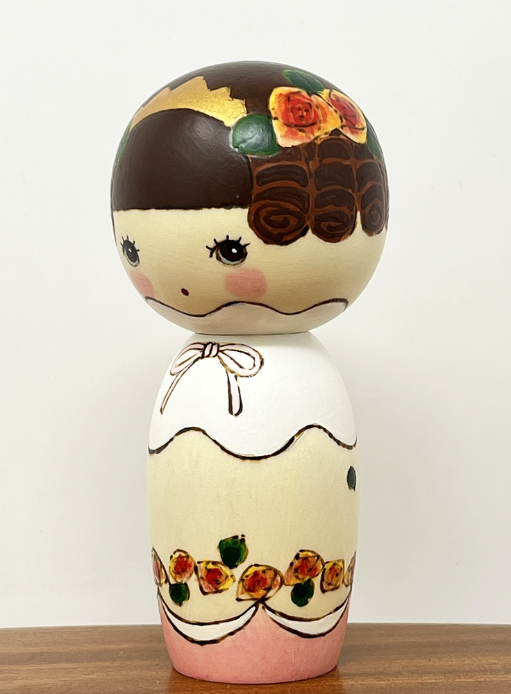 Raffinata kokeshi "Principessa" di Oki Izumi - immagine 2