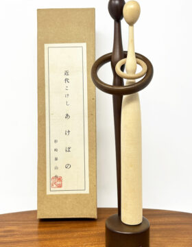 Rara coppia di kokeshi vintage da collezione "Akebono" - "Alba" di Sugisaki (29,5cm)