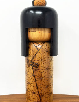 Rara kokeshi vintage incisa a mano con motivo Asanoha di Kazuo Takamizawa