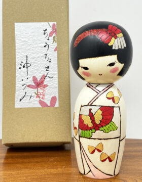 Elegante kokeshi "Chōcho-san” – "Piccola Farfalla" di Oki Izumi
