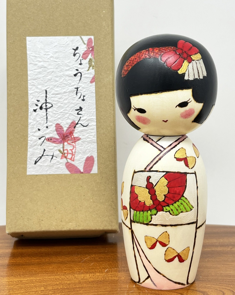 Elegante kokeshi "Chōcho-san” – "Piccola Farfalla" di Oki Izumi
