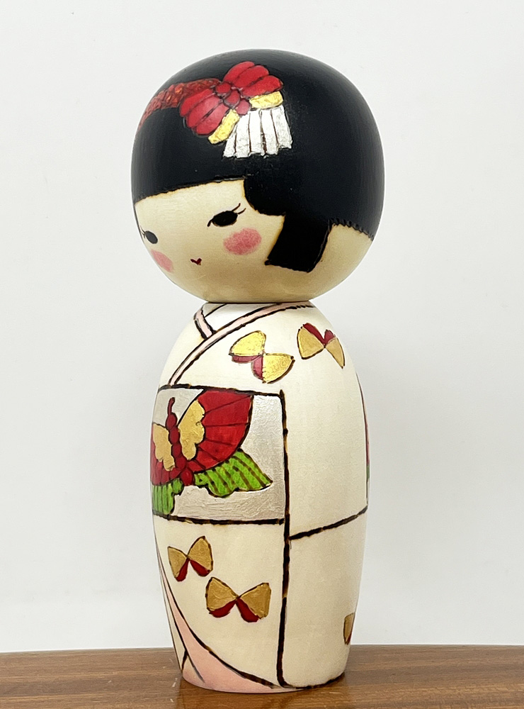 Elegante kokeshi "Chōcho-san” – "Piccola Farfalla" di Oki Izumi - immagine 2