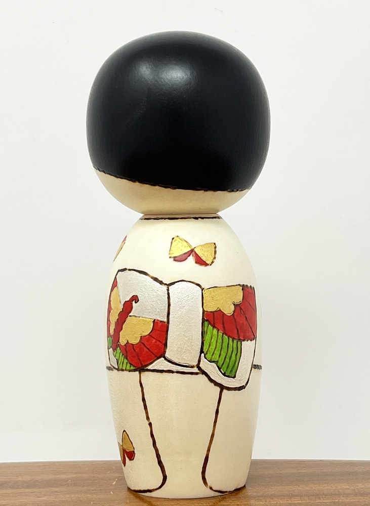 Elegante kokeshi "Chōcho-san” – "Piccola Farfalla" di Oki Izumi - immagine 3