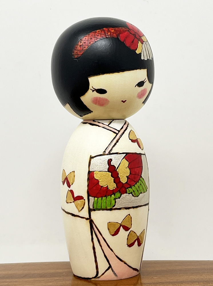 Elegante kokeshi "Chōcho-san” – "Piccola Farfalla" di Oki Izumi - immagine 4