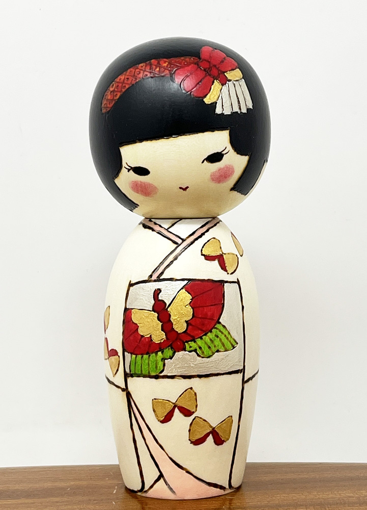 Elegante kokeshi "Chōcho-san” – "Piccola Farfalla" di Oki Izumi - immagine 5