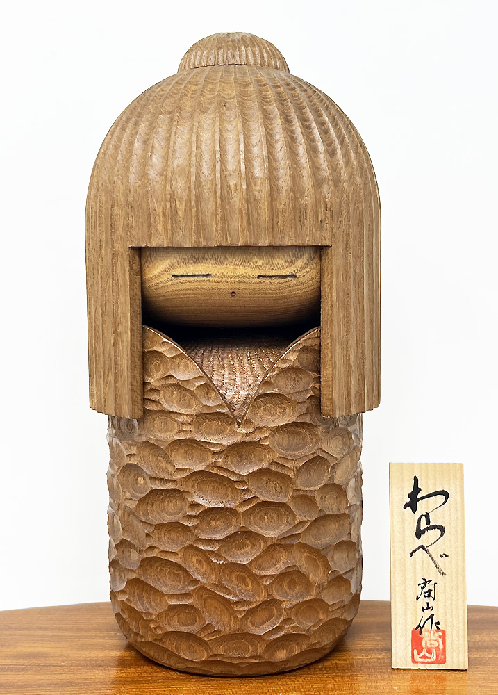 Pregiata kokeshi vintage da collezione "Warabe" – "Giovane Fanciulla" in legno di enju di Shido Shozan (26,5 cm) - immagine 5