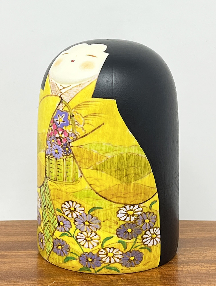 Raffinata kokeshi "Hanakago" - "Cesto di fiori" di Fumio Tomidokoro - immagine 2