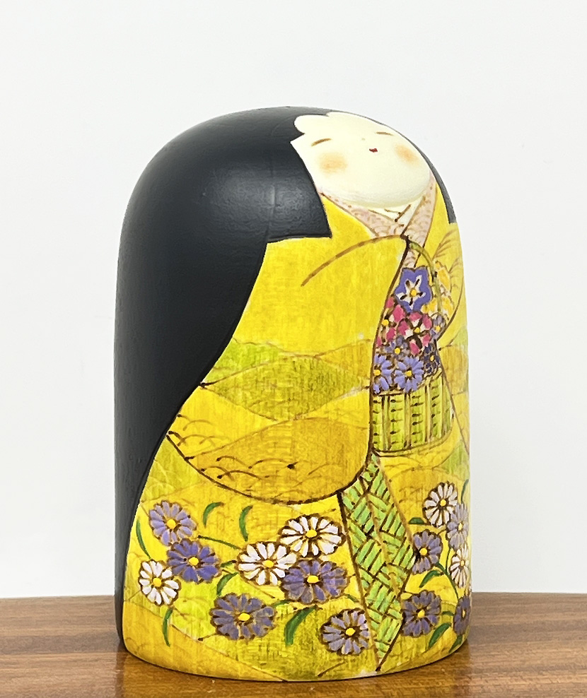 Raffinata kokeshi "Hanakago" - "Cesto di fiori" di Fumio Tomidokoro - immagine 4