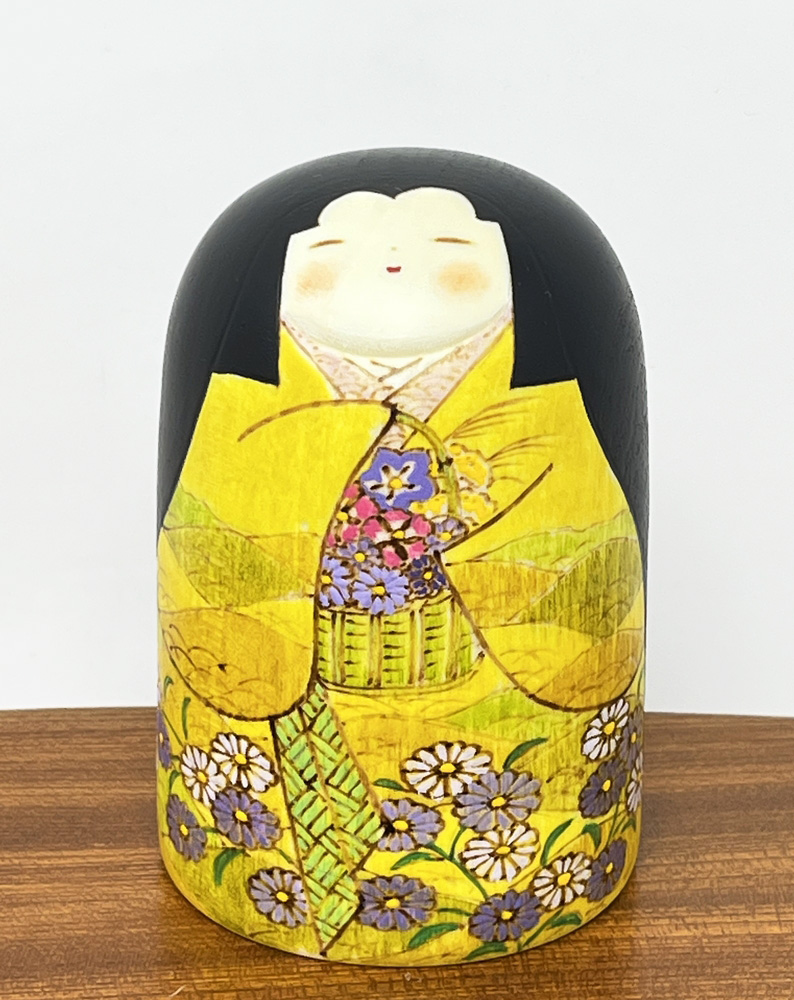 Raffinata kokeshi "Hanakago" - "Cesto di fiori" di Fumio Tomidokoro - immagine 5