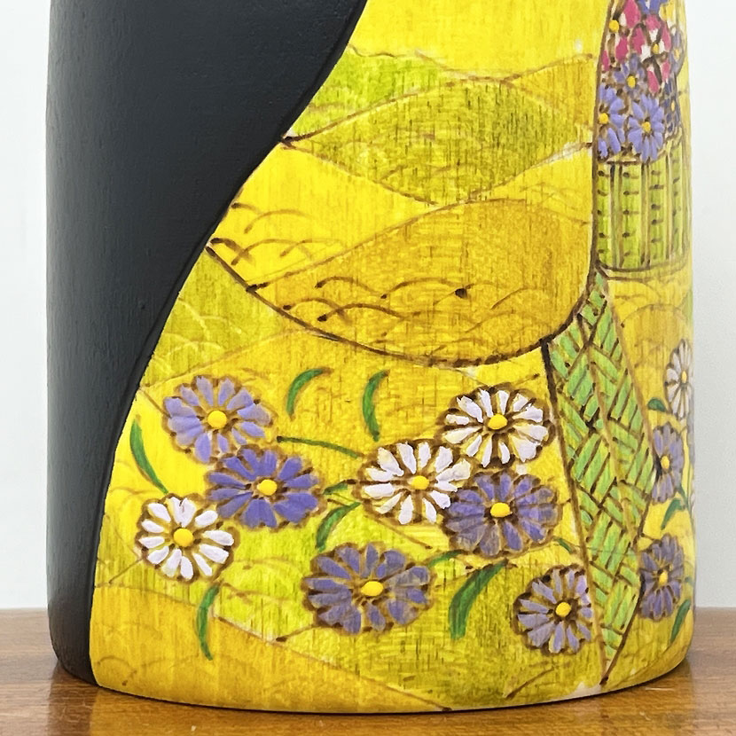Raffinata kokeshi "Hanakago" - "Cesto di fiori" di Fumio Tomidokoro - immagine 11