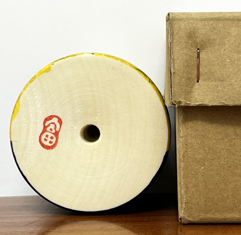 Raffinata kokeshi "Hanakago" - "Cesto di fiori" di Fumio Tomidokoro - immagine 13