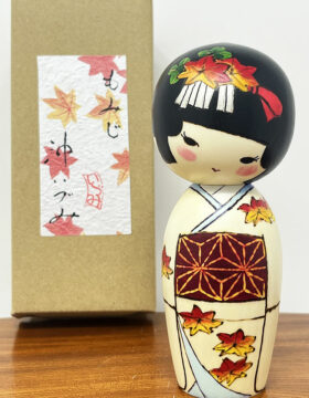Raffinata kokeshi "Momiji" - "Foglie d'acero" di Oki Izumi