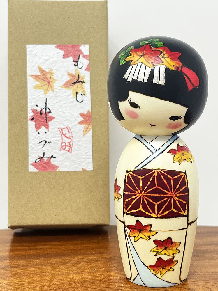 Raffinata kokeshi "Momiji" - "Foglie d'acero" di Oki Izumi