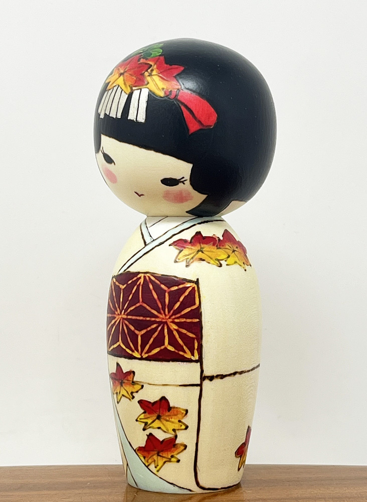 Raffinata kokeshi "Momiji" - "Foglie d'acero" di Oki Izumi - immagine 2