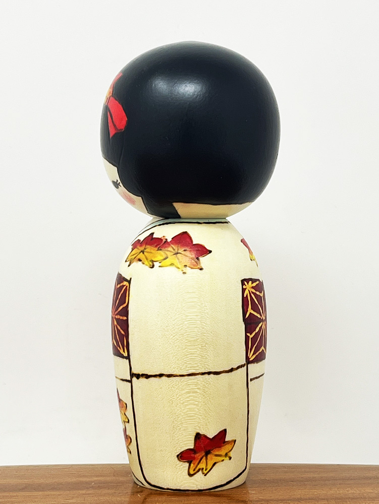 Raffinata kokeshi "Momiji" - "Foglie d'acero" di Oki Izumi - immagine 3