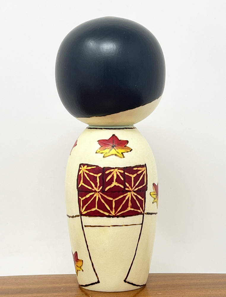 Raffinata kokeshi "Momiji" - "Foglie d'acero" di Oki Izumi - immagine 4