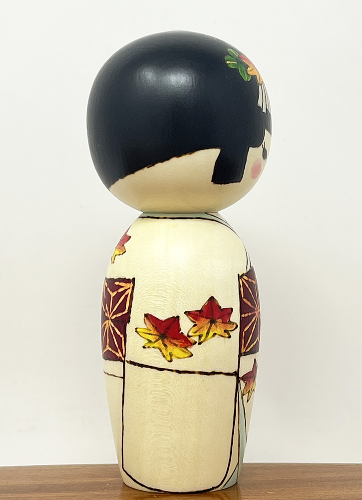 Raffinata kokeshi "Momiji" - "Foglie d'acero" di Oki Izumi - immagine 5