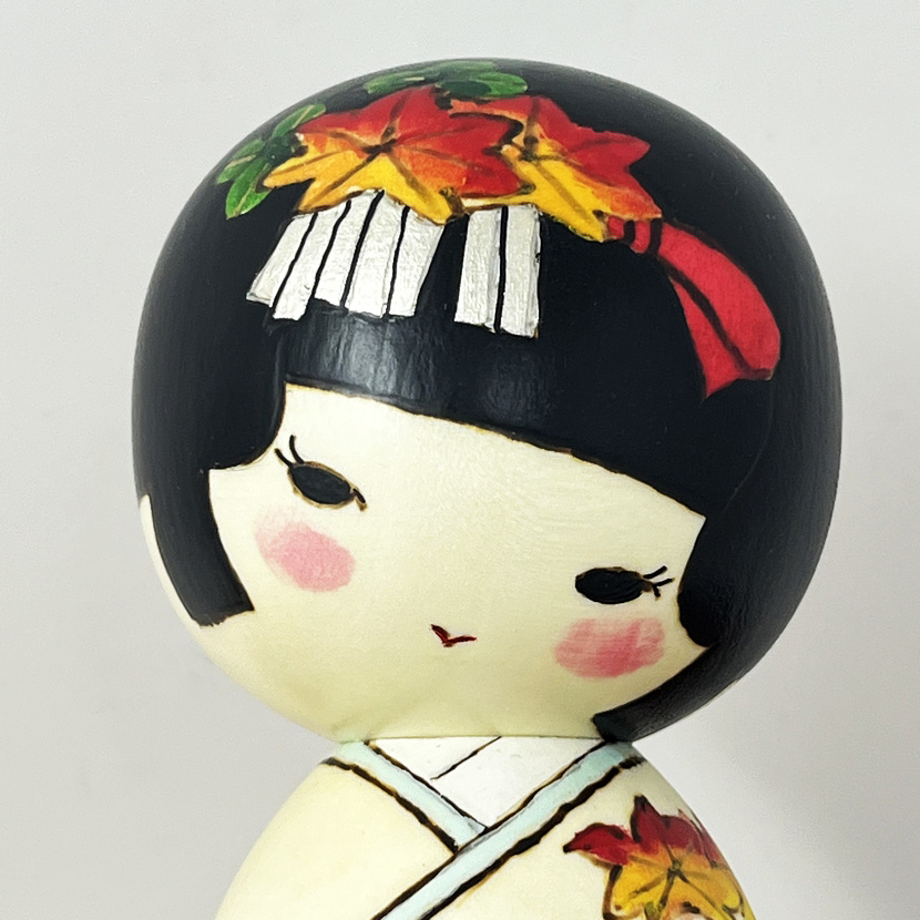 Raffinata kokeshi "Momiji" - "Foglie d'acero" di Oki Izumi - immagine 6