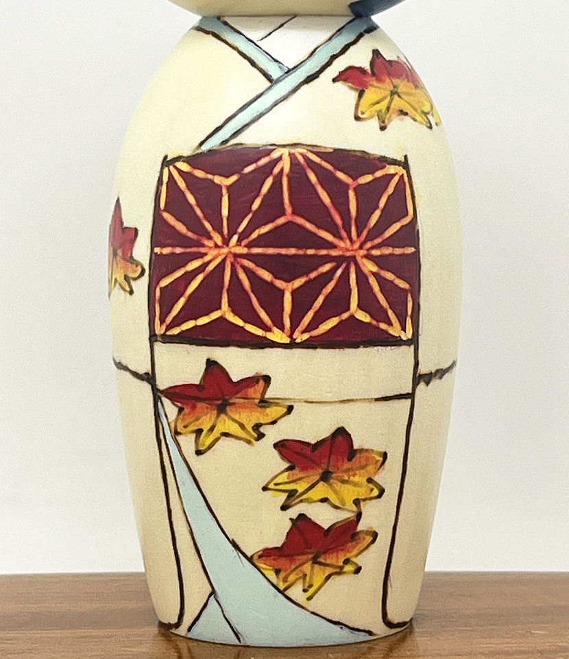Raffinata kokeshi "Momiji" - "Foglie d'acero" di Oki Izumi - immagine 7