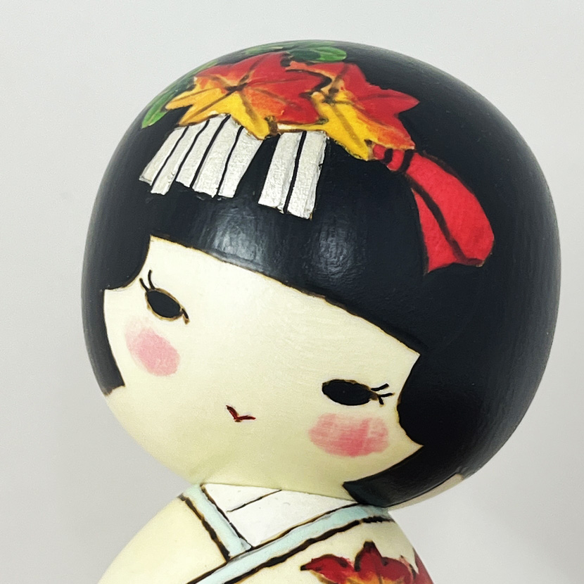 Raffinata kokeshi "Momiji" - "Foglie d'acero" di Oki Izumi - immagine 8