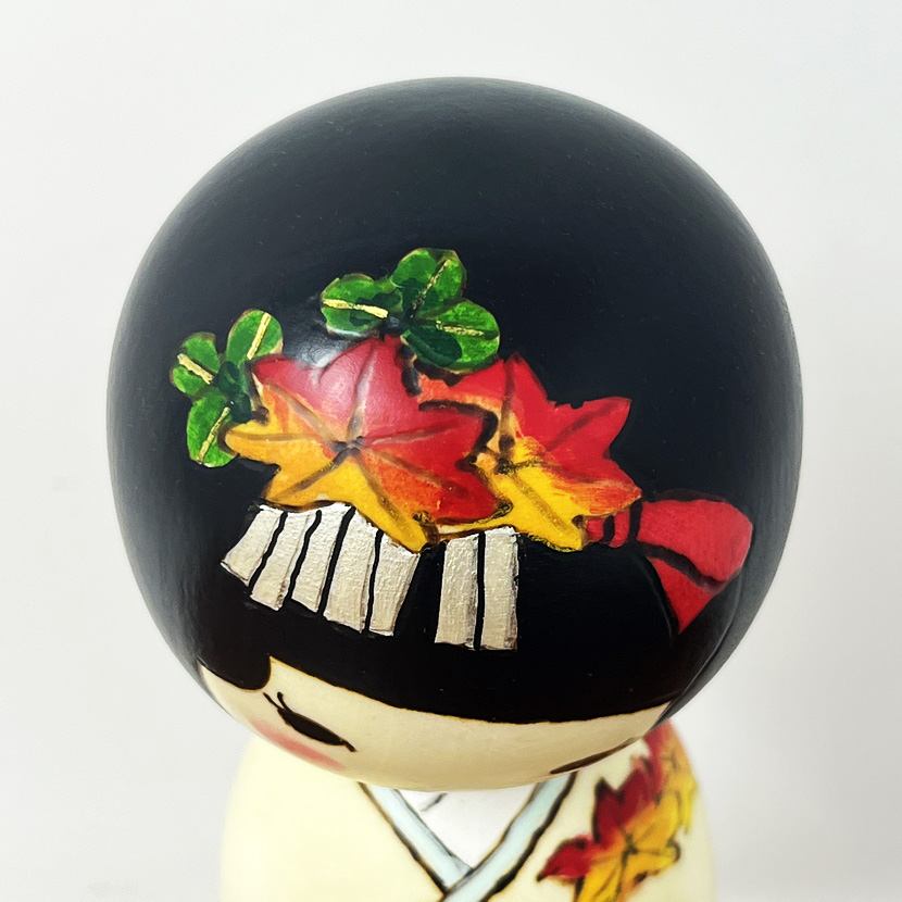 Raffinata kokeshi "Momiji" - "Foglie d'acero" di Oki Izumi - immagine 9