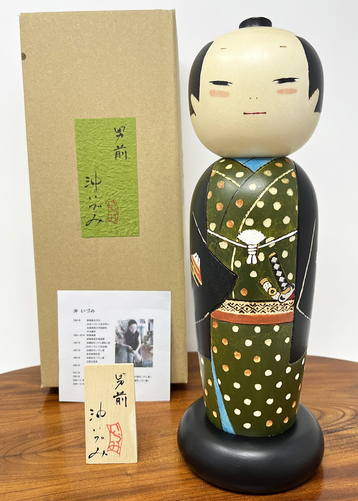 Raffinata kokeshi "Otokomae" - "Gentiluomo" di Oki Izumi (verde)