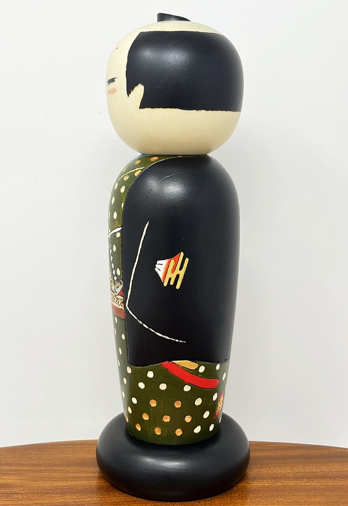 Raffinata kokeshi "Otokomae" - "Gentiluomo" di Oki Izumi (verde) - immagine 3