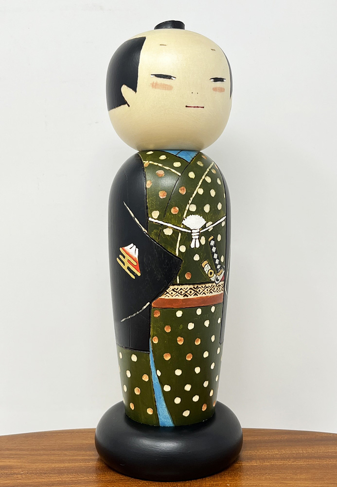 Raffinata kokeshi "Otokomae" - "Gentiluomo" di Oki Izumi (verde) - immagine 5
