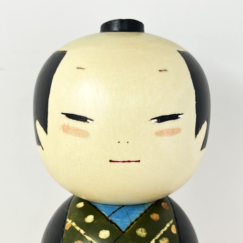 Raffinata kokeshi "Otokomae" - "Gentiluomo" di Oki Izumi (verde) - immagine 7