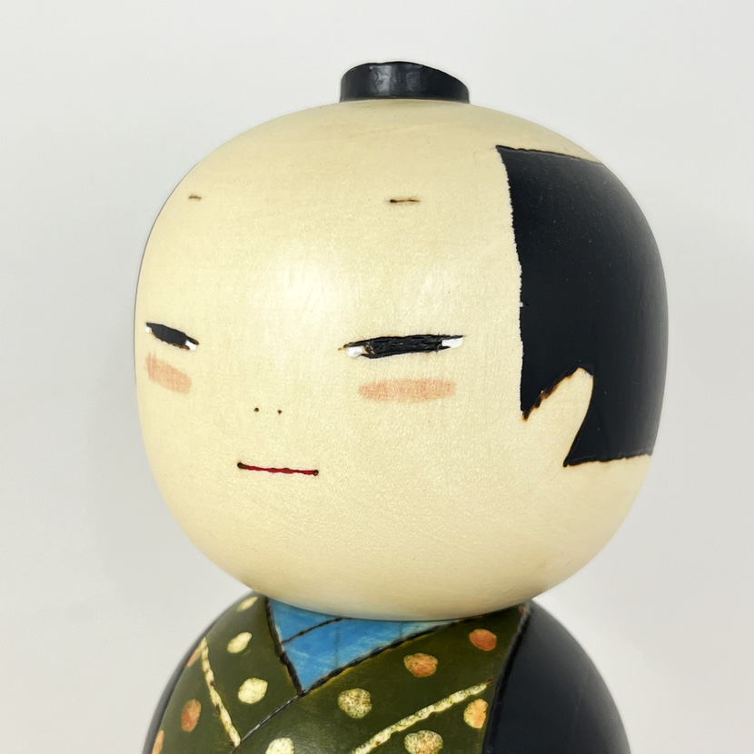 Raffinata kokeshi "Otokomae" - "Gentiluomo" di Oki Izumi (verde) - immagine 12