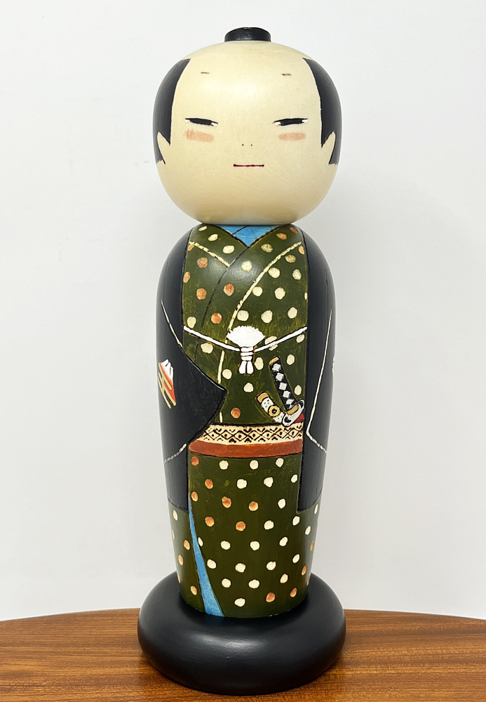 Raffinata kokeshi "Otokomae" - "Gentiluomo" di Oki Izumi (verde) - immagine 6
