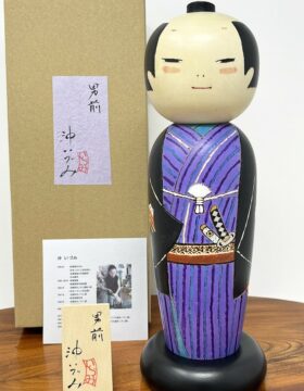 Raffinata kokeshi "Otokomae" - "Gentiluomo" di Oki Izumi (viola)