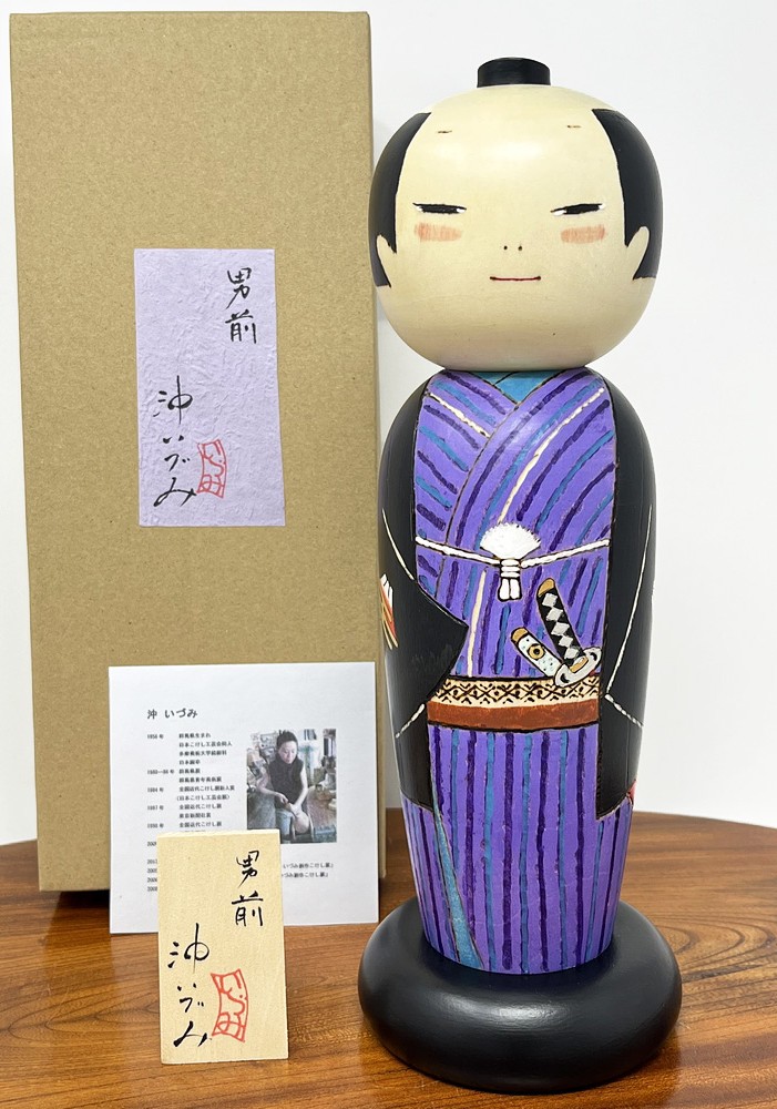 Raffinata kokeshi "Otokomae" - "Gentiluomo" di Oki Izumi (viola)