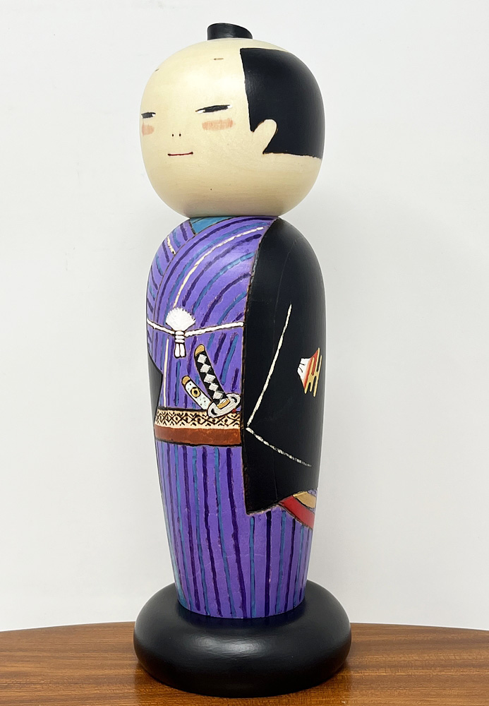 Raffinata kokeshi "Otokomae" - "Gentiluomo" di Oki Izumi (viola) - immagine 2