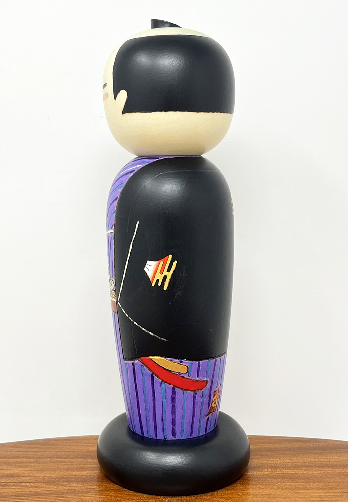 Raffinata kokeshi "Otokomae" - "Gentiluomo" di Oki Izumi (viola) - immagine 3