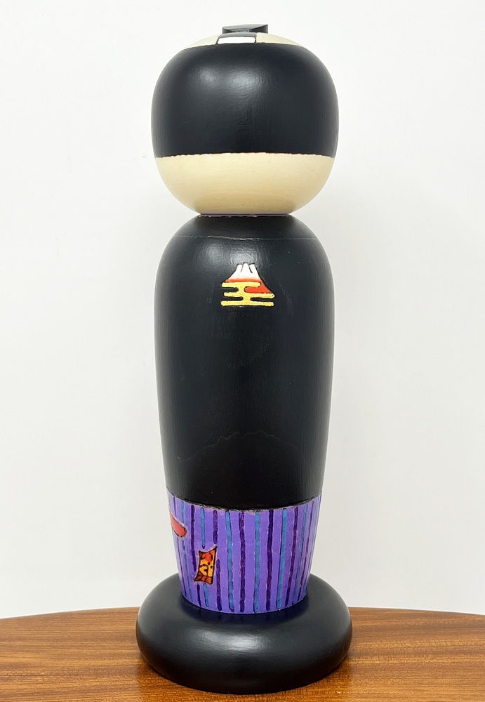 Raffinata kokeshi "Otokomae" - "Gentiluomo" di Oki Izumi (viola) - immagine 4