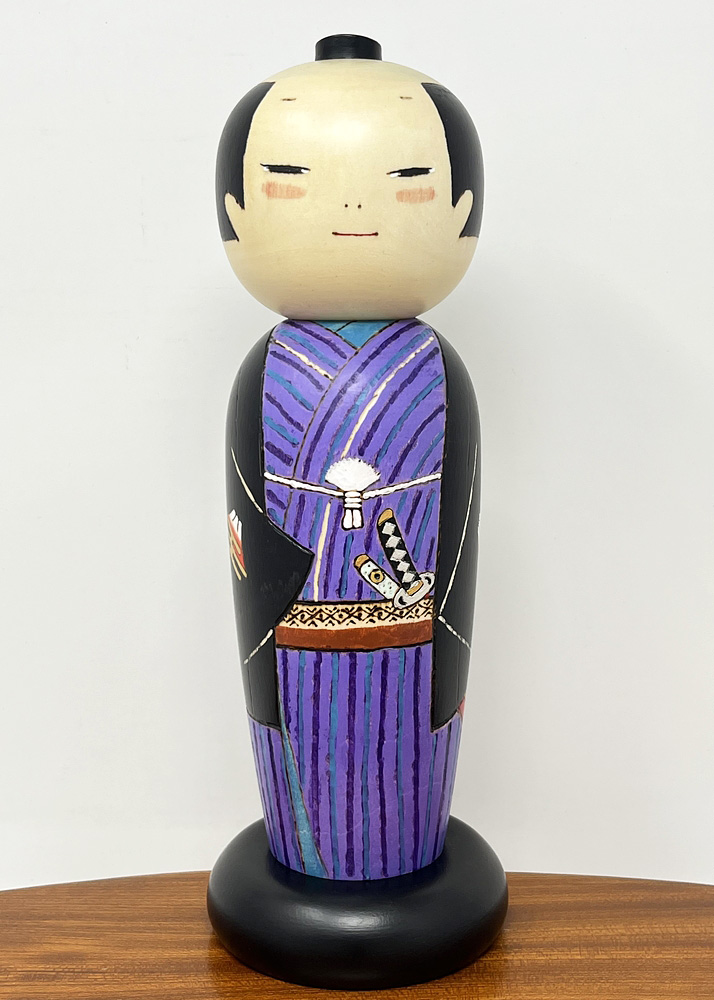 Raffinata kokeshi "Otokomae" - "Gentiluomo" di Oki Izumi (viola) - immagine 6