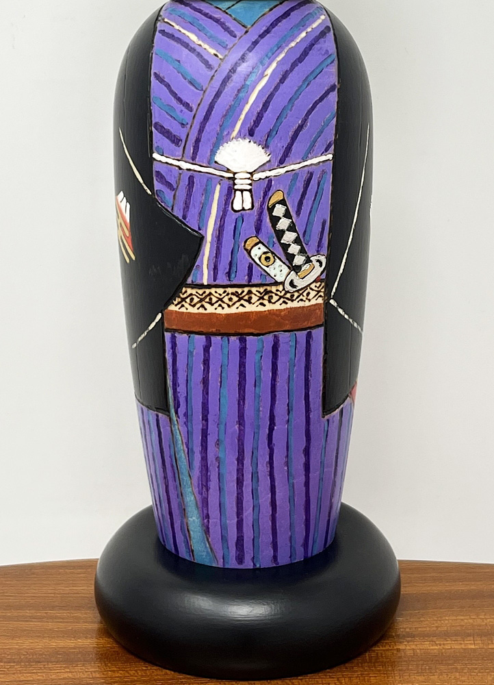 Raffinata kokeshi "Otokomae" - "Gentiluomo" di Oki Izumi (viola) - immagine 8