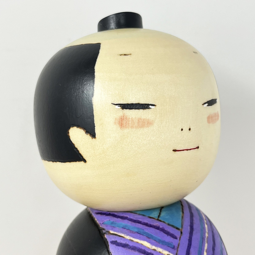 Raffinata kokeshi "Otokomae" - "Gentiluomo" di Oki Izumi (viola) - immagine 12