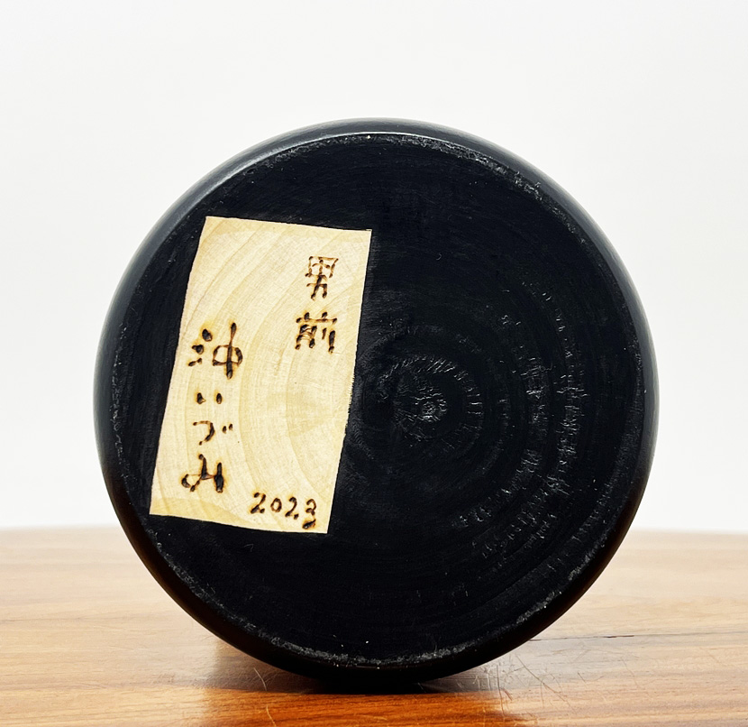 Raffinata kokeshi "Otokomae" - "Gentiluomo" di Oki Izumi (viola) - immagine 14