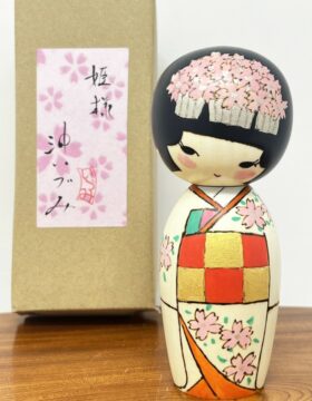 Raffinata kokeshi "Sakura Hime" - "Principessa dei Fiori di Ciliegio" di Oki Izumi
