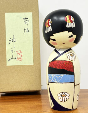 Elegante kokeshi "Kikumusume” – "Fanciulla dei Fiori di Kiku" di Oki Izumi